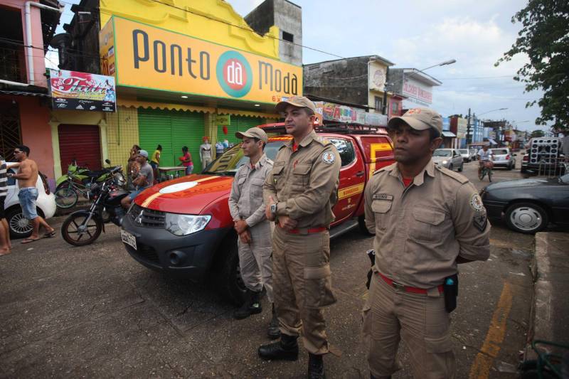 O professor Júlio Leal Gomes é natural de Vigia de Nazaré, no nordeste paraense, terra conhecida pela hospitalidade, principalmente em época festiva. Mantendo a tradição, no Carnaval Júlio e seus irmãos abrem a casa da família para amigos e outros parentes. Neste ano, o imóvel de quatro cômodos abrigou mais de 50 pessoas. Vigia tem um dos maiores e mais tradicionais carnavais do Pará. Nesta época do ano, a população do município, de 51.173 habitantes (Censo/IBGE), triplica com a chegada de brincantes oriundos de todo o Brasil, e os vigienses – igual coração de mãe - acolhem essa multidão. A estimativa é a cidade receber mais de 300 mil pessoas neste Carnaval.
FOTO: IGOR BRANDÃO / AG PARÁ
DATA: 13.02.2018
BELÉM - PARÁ <div class='credito_fotos'>Foto: IGOR BRANDÃO / AG. PARÁ | <a href='/midias/2018/originais/26e657fb-2a57-4734-afb5-fb06435389bc.jpg' download><i class='fa-solid fa-download'></i> Download</a></div>