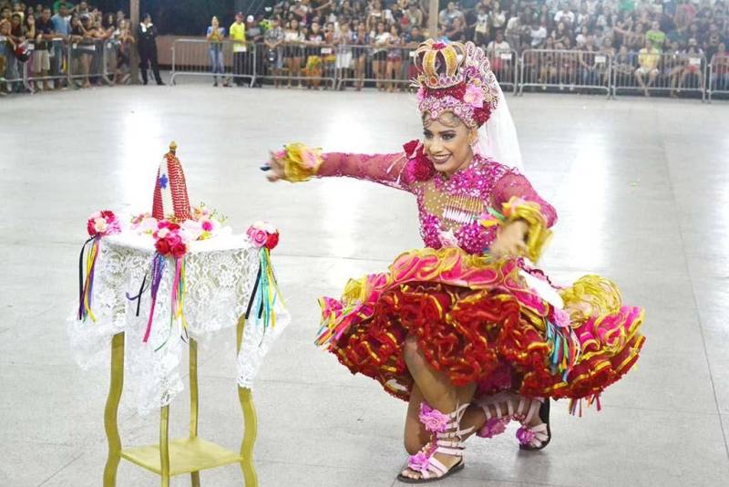Uma noite especial foi reservada para todos os envolvidos na apresentação das quadrilhas juninas com a entrega das premiações do XV Concurso Estadual de Quadrilhas (foto), na quinta-feira (5). O concurso foi promovido pela Fundação Cultural do Pará (FCP), na Praça do Povo, no Centur. Os vencedores das quadrilhas mirins e adultos se apresentaram novamente ao púbico, além das vencedoras dos concursos de Miss Caipira, Miss Simpatia, Mulata Cheirosa e Miss Mix. Para a candidata eleita Miss Simpatia, Karla Costa, integrante da Quadrilha Rei de São João, do Bairro do Guamá, a quadrilha é uma paixão antiga. “Eu sou bicampeã no Estado e este título representa muito, pois é meu último ano em quadrilha como miss, uma paixão que vem desde 2006. São vários títulos acumulados, e encerra minha carreira com uma forma incrível. Dançar quadrilha é só pra quem ama”, declarou.
FOTO: LUCAS MOTA / ASCOM FCP
DATA: 05.07.2018
BELÉM - PARÁ <div class='credito_fotos'>Foto: LUCAS MOTA / ASCOM FCP | <a href='/midias/2018/originais/26ed4f72-cba0-4581-9e08-6ddad588dffb.jpg' download><i class='fa-solid fa-download'></i> Download</a></div>