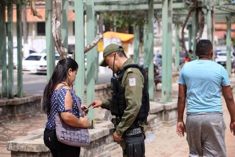 O segundo final de semana das férias escolares foi marcado pela tranquilidade no distrito de Mosqueiro. Uma das 86 localidades do Estado que recebe atenção especial durante a Operação Verão 2018. As ações começaram na sexta-feira (29) e vão até o dia 31 de julho, com a participação de mais de 8 mil agentes de segurança pública. Uma das novidades deste ano é o funcionamento dos Centros de Comando Integrado, com a participação de órgãos estaduais e municipais, sob a coordenação da Secretaria de Estado de Segurança Pública e Defesa Social ( Segup). O espaço é identificado com placas em quatro idiomas para auxiliar as pessoas em casos de furtos ou acidentes.
FOTO: MARCELO LELIS / AG. PARÁ
DATA: 08.07.2018
MOSQUEIRO - PARÁ <div class='credito_fotos'>Foto: Marcelo Lelis / Ag. Pará | <a href='/midias/2018/originais/26f1d5aa-ba68-45e9-b433-3a340b00c15c.jpg' download><i class='fa-solid fa-download'></i> Download</a></div>