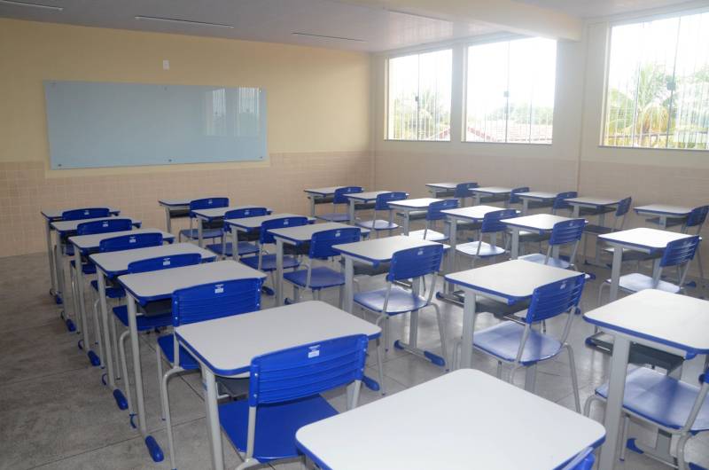 O ano letivo de 2019 no município de Conceição da Araguaia, no sudeste do Pará, vai contar com uma escola reestruturada de Ensino Médio. É a “Professora Deocleciano Alves Moreira” (foto), na avenida Carajás Sá, S/N, no bairro São Luís II. A unidade de ensino passou por obras de reforma e ampliação. A secretária de Estado de Educação, Ana Claudia Serruya Hage, participou da entrega dos serviços, nesta quinta-feira (27). A obra na escola teve financiamento do Banco Interamericano de Desenvolvimento (BID), em um investimento de R$ 5.811.204,58. O projeto faz parte do Programa de Melhoria da Qualidade e Expansão da Cobertura da Educação Básica do Estado do Pará, preconizado pela Seduc no Pacto pela Educação.

FOTO: FERNANDO NOBRE / ASCOM SEDUC
DATA: 27.12.2018
CONCEIÇÃO DO ARAGUAIA - PARÁ <div class='credito_fotos'>Foto: FERNANDO NOBRE/ASCOM SEDUC   |   <a href='/midias/2018/originais/26f75992-6d96-4a4e-864a-2131fb066544.jpg' download><i class='fa-solid fa-download'></i> Download</a></div>