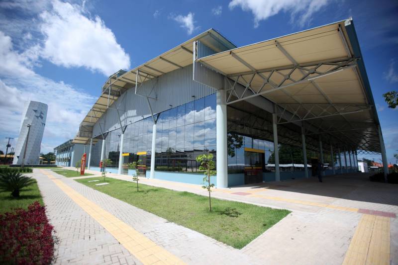 O Pará ganha, a partir desta quarta-feira, 30, o primeiro Centro Integrado de Inclusão e Reabilitação da região Norte. Localizado na rodovia Arthur Bernardes, em Belém, às margens da Baía do Guajará, o Centro Integrado de Inclusão e Reabilitação – CIIR, está instalado em uma área total de mais de 40 mil metros quadrados. O Centro é diferente de outros que já existem no país por integrar vários serviços em um único local. A obra foi iniciada em março de 2014 e está orçada em mais de R$ 32 milhões, recursos do tesouro estadual. O CIIR faz parte das ações previstas pelo Governo do Estado ampliando os serviços já oferecidos pela Secretaria de Estado de Saúde Pública (Sespa). A inauguração do Centro será às 16h30. O CIIR vai agregar, em um único espaço, assistência médica, odontológica, reabilitação, capacitação, oficinas para produção de próteses e serviço de apoio e diagnósticos em crianças, jovens e adultos com deficiência no Estado do Pará. No CIIR vai funcionar um Centro Especializado em Reabilitação (CER IV) para usuários com deficiência auditiva, física, intelectual e visual; uma oficina ortopédica fixa e um Centro de Especialidades Odontológicas (CEO II).
FOTO: THIAGO GOMES / AG. PARÁ
DATA: 25.05.2018
BELÉM - PARÁ <div class='credito_fotos'>Foto: Thiago Gomes /Ag. Pará | <a href='/midias/2018/originais/271535a0-929b-4b25-9ffc-27dbc25304fd.jpg' download><i class='fa-solid fa-download'></i> Download</a></div>