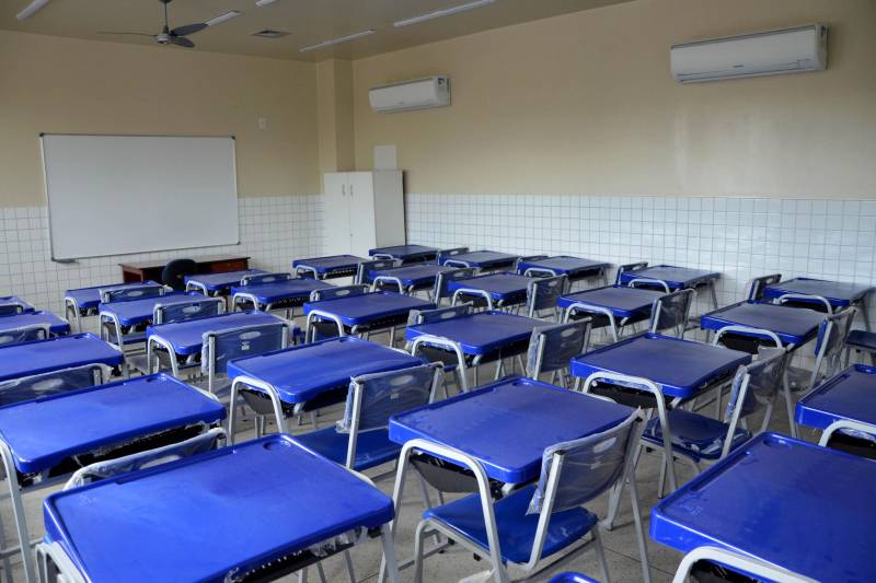 A Secretaria de Estado de Educação (Seduc) está comprando 49.126 carteiras (foto) para suprir necessidades de escolas na Região Metropolitana de Belém e municípios do interior. As aquisições estão sendo feitas de acordo com a disponibilidade de recursos, obedecendo às regras legais de compra de materiais pelo governo e às entregas pelos fornecedores. O primeiro lote, com 18.731 carteiras, foi adquirido de um fabricante do Rio de Janeiro, que venceu a licitação. Desse total, a metade já chegou a Belém e começou a ser entregue. O lote custou R$ 6 milhões – recursos oriundos do empréstimo que o Estado recebeu do Banco Interamericano de Desenvolvimento (BID). Originalmente, esse lote é para equipar as escolas cujas obras de reforma e ampliação estão sendo concluídas. Desde março, a Secretaria Adjunta de Logística da Seduc já entregou 15.450 carteiras a 40 escolas – 19 na Região Metropolitana e 21 no interior.
FOTO: ASCOM / SEDUC
DATA: 08.05.2018
BELÉM - PARÁ <div class='credito_fotos'>Foto: ASCOM SEDUC | <a href='/midias/2018/originais/2719566e-4251-4466-87ad-360089417919.jpg' download><i class='fa-solid fa-download'></i> Download</a></div>