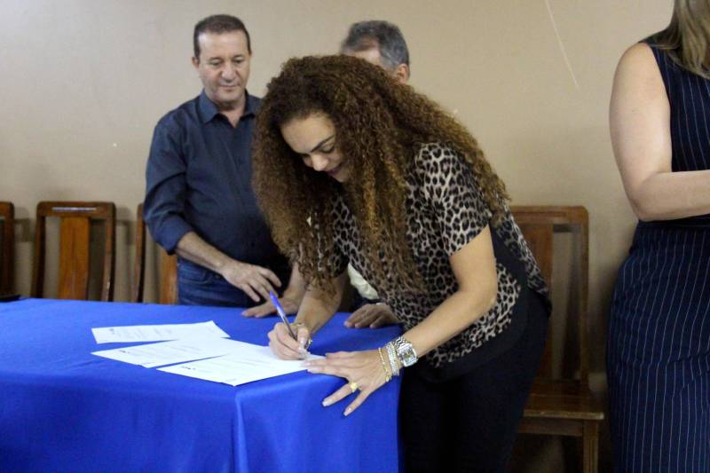 O município de Xinguara também comemora os 36 anos de emancipação neste domingo (13). A celebração de convênios entre a Prefeitura e o Estado abriu as comemorações. Foi firmado convênio para a construção de uma clínica de fisioterapia, no valor de R$ 289.051,66. Também foi assinado convênio de R$ 357.204,96, destinado à iluminação do trecho urbano da Avenida Xingu. Na foto, Izabela Jatene, secretária de Municípios Sustentáveis.
FOTO: ANTONIO MACEDO / DIVULGAÇÃO
DATA: 12.05.2018
XINGUARA - PARÁ <div class='credito_fotos'>Foto: ANTONIO MACEDO / DIVULGAÇÃO | <a href='/midias/2018/originais/27292bc7-d99d-49f9-ac9b-f5147c4f57bc.jpg' download><i class='fa-solid fa-download'></i> Download</a></div>