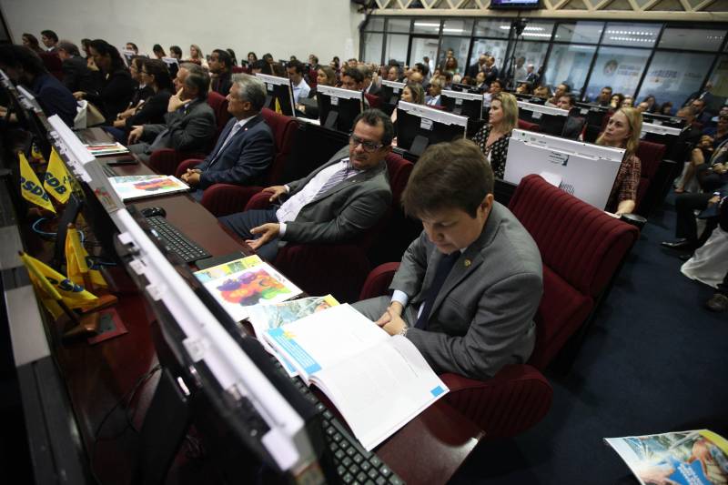 O governador Simão Jatene entregou, na manhã desta terça-feira (6), a "Mensagem Governamental do Pará à Assembleia Legislativa 2018", em sessão especial que abriu os trabalhos da Casa no exercício 2018. A leitura do documento destacou os principais resultados alcançados pelo governo no ano anterior e fez prognósticos de obras e serviços previstos para este ano.
FOTO: ANTONIO SILVA / AG. PARÁ
DATA: 06.02.2018
BELÉM - PARÁ <div class='credito_fotos'>Foto: Antônio Silva/Ag. Pará | <a href='/midias/2018/originais/273ae667-5d4a-4314-8a3e-9cb7bb63f13b.jpg' download><i class='fa-solid fa-download'></i> Download</a></div>