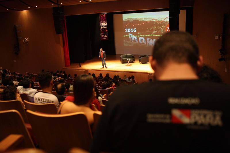 Publicom 2018. O Encontro de Comunicação ocorreu na segunda (11) e terça-feira (12), no Teatro do Sesi, em Belém, e reuniu centenas de participantes. O jornalista, historiador e escritor Pedro Doria (foto) também falou sobre o mundo digital, durante a palestra de encerramento da programação

FOTO: RODOLFO OLIVEIRA / AG. PARÁ
DATA: 12.06.2018
BELÉM - PARÁ <div class='credito_fotos'>Foto: Rodolfo Oliveira/Ag. Pará   |   <a href='/midias/2018/originais/273cf91b-8640-46e4-986d-a0c4d5312a3a.jpg' download><i class='fa-solid fa-download'></i> Download</a></div>
