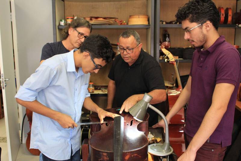 A Fundação Carlos Gomes (FCG) finalizou nesta sexta-feira, 9, a 1° Oficina de Luteria com o luthier brasileiro Orlando Motta, da Fundação Nacional de Artes (Funarte). A oficina recebeu alunos do Instituto Estadual Carlos Gomes (IECG) no novo espaço construído para abrigar a luteria, que funciona no anexo do prédio da FCG. O luthier Orlando Motta, da Funarte, destacou a importância da oficina para músicos que se interessam pela luteria. “É muito importante que tenham oficinas de luteria para músicos e curiosos pela luteria, pois é através dessas oficinas que descobrimos novos possíveis luthiers. É de suma importância que a gente descubra novos luthiers porque são eles que vão continuar fazendo essa arte”. Na foto, o estudante Weslley Samuel (camisa azul), de 18 anos.
FOTO: OTÁVIO MARCOS / ASCOM FCG
DATA: 09.11.2018
BELÉM - PARÁ <div class='credito_fotos'>Foto: OTÁVIO MARCOS / ASCOM FCG | <a href='/midias/2018/originais/27402baa-b100-4f3e-a8ee-3b563c838efd.jpg' download><i class='fa-solid fa-download'></i> Download</a></div>