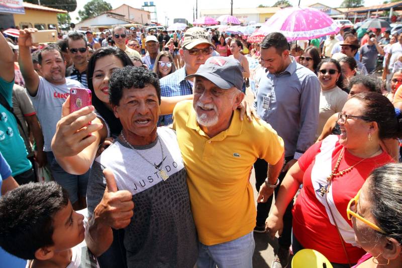 "Agora a população terá um lugar mais organizado, com mais higiene para comprar seu pescado e a sua carne. E pra gente que possui restaurante é melhor ainda, pois além da facilidade de adquirir os alimentos, o mercado também atrai clientes", comemorou Jaqueline Cardoso, 20 anos, que possui um ponto de venda de comidas em frente ao Mercado Municipal José Noronha Monteiro, no distrito de Boa Vista, em Quatipuru, no nordeste paraense. O espaço foi entregue oficialmente à população nesta segunda-feira (19), assim como as obras de pavimentação asfáltica da PA-446 e de cinco pontes em concreto ao longo da rodovia. A cerimônia contou com a presença do governador Simão Jatene, parlamentares, prefeitos da região entre outras autoridades locais. "Essas são importantes obras que vão beneficiar não só a população de Quatipuru, mas de toda a região. E faço questão de ressaltar que em todas elas existe o dinheiro dos impostos que todos nós paraenses pagamos. Esse é o retorno que fazemos questão de dar à população. Nós gestores somos apenas instrumentos desse grande desenvolvimento, quem financia é o povo", afirmou o governador Simão Jatene.
FOTO: CRISTINO MARTINS / AG. PARÁ
DATA: 19.03.2018
QUATIPURU - PARÁ <div class='credito_fotos'>Foto: Cristino Martins/Ag. Pará | <a href='/midias/2018/originais/27411234-7eb5-4403-bcda-ed63b92f45ea.jpg' download><i class='fa-solid fa-download'></i> Download</a></div>