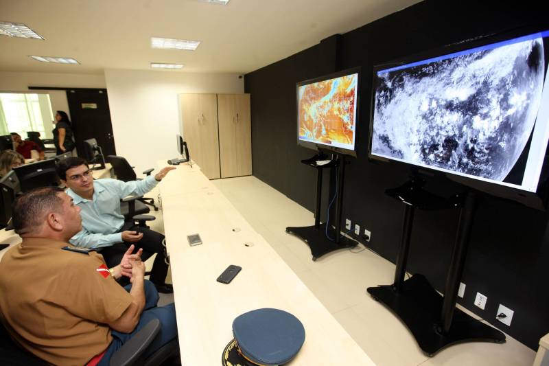 Além da sala de situação, o Centro Integrado de Monitoramento Ambiental (CIMAM), também auxilia no monitoramento do tempo e do clima no Pará, fornecendo informações para outros órgãos que atuam nessa força tarefa. Na foto, Saulo Carvalho, coordenador de Meteorologia e Hidrologia da Secretaria de Meio Ambiente e Sustentabilidade (Semas) e o coronel Augusto Lima, subcomandante geral do Corpo de Bombeiros.
FOTO: SIDNEY OLIVEIRA / AG. PARÁ
DATA: 16.02.2018
BELÉM - PARÁ <div class='credito_fotos'>Foto: Sidney Oliveira/Ag. Pará | <a href='/midias/2018/originais/274ab81d-a9c3-4853-b363-369082856d46.jpg' download><i class='fa-solid fa-download'></i> Download</a></div>