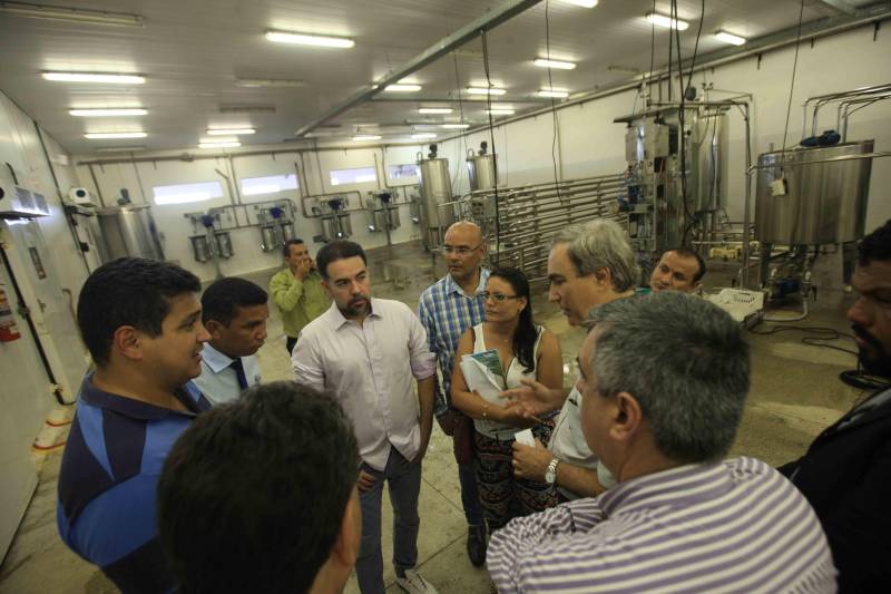 Mais de 300 produtores compareceram à arena Bira's, em Igarapé-Miri, no nordeste paraense, na manhã de quinta-feira (15), em busca de informações sobre crédito, qualificação profissional, regularização fundiária e cadeia produtiva. O público foi atendido pela "Caravana Pará 2030 - Igarapé-Miri", promovida pelo governo do Estado, que levou ao município os serviços de várias secretarias, bancos e instituições ligadas à produção e à intermediação de negócios.
FOTO: RODOLFO OLIVEIRA / AG. PARÁ
DATA: 16.03.2018
IGARAPÉ-MIRI - PARÁ <div class='credito_fotos'>Foto: Rodolfo Oliveira/Ag. Pará | <a href='/midias/2018/originais/27512d06-3aca-4b72-9252-8ee8b61bd9e3.jpg' download><i class='fa-solid fa-download'></i> Download</a></div>