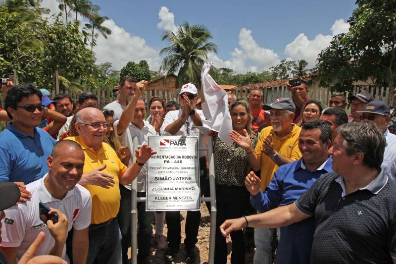 "Agora a população terá um lugar mais organizado, com mais higiene para comprar seu pescado e a sua carne. E pra gente que possui restaurante é melhor ainda, pois além da facilidade de adquirir os alimentos, o mercado também atrai clientes", comemorou Jaqueline Cardoso, 20 anos, que possui um ponto de venda de comidas em frente ao Mercado Municipal José Noronha Monteiro, no distrito de Boa Vista, em Quatipuru, no nordeste paraense. O espaço foi entregue oficialmente à população nesta segunda-feira (19), assim como as obras de pavimentação asfáltica da PA-446 e de cinco pontes em concreto ao longo da rodovia. A cerimônia contou com a presença do governador Simão Jatene, parlamentares, prefeitos da região entre outras autoridades locais. "Essas são importantes obras que vão beneficiar não só a população de Quatipuru, mas de toda a região. E faço questão de ressaltar que em todas elas existe o dinheiro dos impostos que todos nós paraenses pagamos. Esse é o retorno que fazemos questão de dar à população. Nós gestores somos apenas instrumentos desse grande desenvolvimento, quem financia é o povo", afirmou o governador Simão Jatene.
FOTO: CRISTINO MARTINS / AG. PARÁ
DATA: 19.03.2018
QUATIPURU - PARÁ <div class='credito_fotos'>Foto: Cristino Martins/Ag. Pará | <a href='/midias/2018/originais/275bcdd1-0db8-40c2-a4b5-696985e4274d.jpg' download><i class='fa-solid fa-download'></i> Download</a></div>
