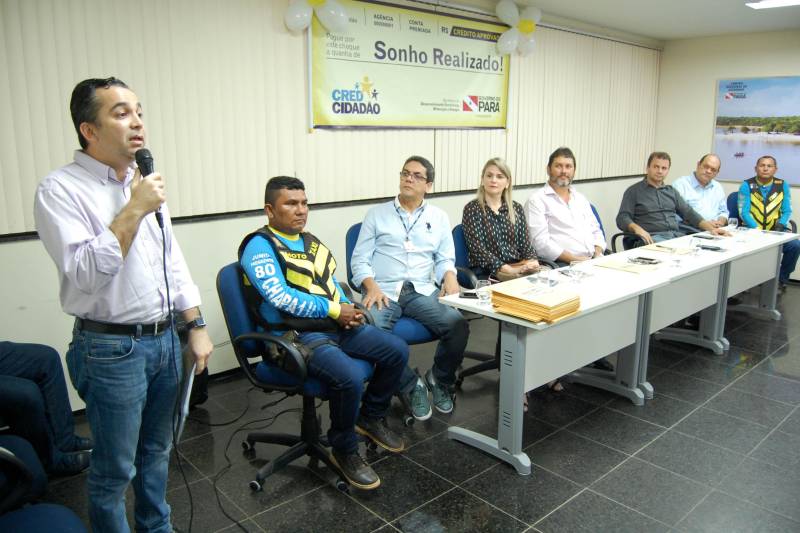 A categoria de mototaxistas permissionários, que realiza o transporte de passageiros em Santarém, na região oeste do Pará, foi beneficiada nesta quarta-feira (4), com a entrega de motocicletas financiadas a partir do programa de microcrédito do Governo do Estado, o CredCidadão. Na foto, o secretário regional de Governo do Baixo Amazonas, Olavo das Neves.
FOTO: WILLIAM SANTOS / ASCOM CRGBA
DATA: 04.07.2018
SANTARÉM - PARÁ <div class='credito_fotos'>Foto: WILLIAM SANTOS / ASCOM CRGBA | <a href='/midias/2018/originais/2760bde1-2a6b-40bc-ac37-3f03a4b6bb07.jpg' download><i class='fa-solid fa-download'></i> Download</a></div>