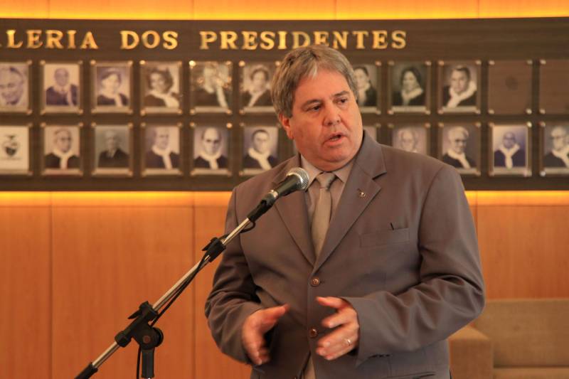 Foi assinada nesta terça-feira, 13, a formalização do convênio entre Tribunal de Justiça do Estado do Pará (TJPA) e Secretaria de Estado de Justiça e Direitos Humanos (Sejudh), por meio do Programa de Proteção e Defesa do Consumidor (Procon/PA), que visa à instalação do Centro Judiciário de Solução de Conflitos e Cidadania (Cejusc). Na foto, o presidente do TJPA, Ricardo Ferreira Nunes.
FOTO: WAGNER ALMEIDA / ASCOM SEJUDH
DATA: 13.03.2018
BELÉM - PARÁ <div class='credito_fotos'>Foto: Wagner Almeida/ Ascom Sejudh | <a href='/midias/2018/originais/276757c3-64a1-4ce0-9f24-a7889d2a525a.jpg' download><i class='fa-solid fa-download'></i> Download</a></div>
