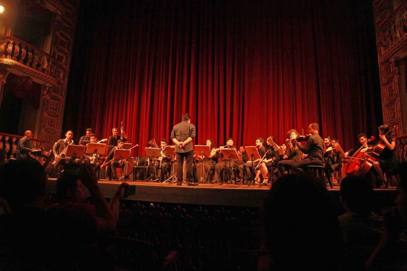 O Projeto Concertos Didáticos, promovido pelo Governo do Pará por meio da Fundação Carlos Gomes (FCG), recebe estudantes de escolas públicas para uma aula repleta de música. As apresentações artísticas acontecem no palco do Theatro da Paz na sexta-feira, 18, em dois horários, às 10h e às 16h. As atrações musicais são o grupo de Improvisação do Curso de Bacharelado em Música do Instituto Estadual Carlos Gomes (IECG), que tocará para os estudantes pela parte da manhã. À tarde, quem anima os alunos é o Trio Raízes, coordenado pelo professor Joelson Silva. Na foto, Manasses e grupo Improvisação.

FOTO: WALDA MARQUES
DATA: 17.05.2018
BELÉM - PARÁ <div class='credito_fotos'>Foto: Walda Marques   |   <a href='/midias/2018/originais/276d8dfa-0438-4150-8a7e-60dd12660f80.jpg' download><i class='fa-solid fa-download'></i> Download</a></div>