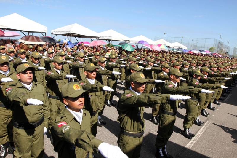 A cerimônia de formatura dos novos praças da Polícia Militar ocorreu na manhã desta segunda-feira (9), simultaneamente, em Belém e outros seis municípios paraenses: Santa Izabel, Castanhal, Barcarena, Capanema, Bragança e Tucuruí. Em Parauapebas, Marabá, Breves, Soure e Conceição do Araguaia, a formatura será celebrada na quinta-feira, dia 12. Na sexta-feira, dia 13, é a vez de Santarém, Altamira, Paragominas e Itaituba. O governador Simão Jatene presidiu a cerimônia de formatura no Portal da Amazônia, bairro da Cidade Velha, em Belém. Milhares de familiares dos formandos lotaram o espaço para entregar aos novos policiais militares seus diplomas de conclusão de curso.
FOTO: CRISTINO MARTINS / AG. PARÁ
DATA: 09.07.2018
BELÉM - PARÁ <div class='credito_fotos'>Foto: Cristino Martins/Ag. Pará | <a href='/midias/2018/originais/2777ff0f-a2bd-4f8b-9332-e3a7e056ff30.jpg' download><i class='fa-solid fa-download'></i> Download</a></div>