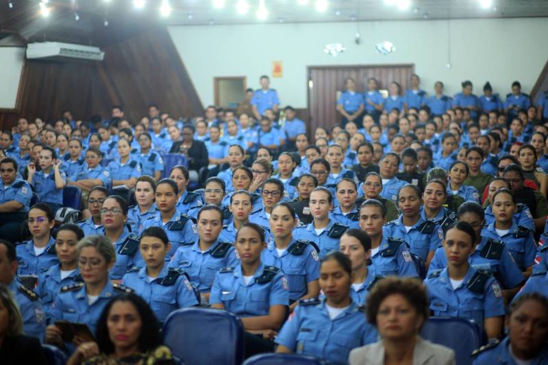 Cerca de 350 policiais femininas iniciaram, na manhã desta sexta-feira (23), no auditório da Universidade da Amazônia, o I Encontro de Mulheres Policiais. O evento faz parte das comemorações pelos 200 anos da Polícia Militar do Pará, celebrado em 2018. A proposta do encontro é proporcionar trocas de experiências profissionais e pessoais entre o efetivo feminino da Polícia Militar do Pará, levantando discussões de temas relacionados às questões do gênero. A ideia do encontro surgiu depois que a PMPA abriu um espaço no site da corporação, para que os internautas enviassem sugestões de eventos que pudessem marcar os 200 anos da instituição no Estado.
FOTO: THIAGO GOMES / AG. PARÁ
DATA: 23.03.2018
BELÉM - PARÁ <div class='credito_fotos'>Foto: Thiago Gomes /Ag. Pará | <a href='/midias/2018/originais/27792896-0c04-4705-b498-d7164dedebc9.jpg' download><i class='fa-solid fa-download'></i> Download</a></div>