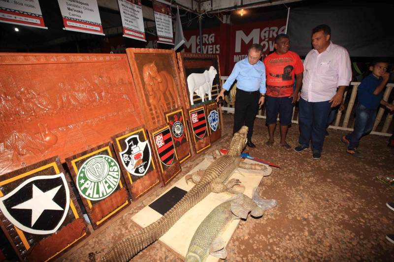 Uma caminhada pelas principais ruas de São Félix do Xingu foi o ponto alto da programação da Semana dos Povos Indígenas nesta quarta-feira (18). Os índios se concentraram em frente à Secretaria Municipal de Cultura, entoando cantos de guerra e dançando na luta por direitos. Uma das principais reivindicações é a retomada de territórios e a gestão ambiental dessas áreas. Durante a passeata, caciques se revezavam proferindo palavras de ordem, enquanto todos seguiam em cadência rumo à Praça do Triângulo, onde ocorre grande parte das atividades. A passeata foi também um protesto contra a exoneração de Franklimberg Ribeiro de Freitas da presidência da Fundação Nacional do Índio (Funai). Ele teria sido demitido pelo presidente Michel Temer a pedido de deputados da bancada ruralista, em Brasília. Na foto, o vice-governador Zequinha Marinho, que compareceu ao evento.
FOTO: RODOLFO OLIVEIRA / AG. PARÁ
DATA: 18.04.2018
SÃO FÉLIX DO XINGU - PARÁ <div class='credito_fotos'>Foto: Rodolfo Oliveira/Ag. Pará | <a href='/midias/2018/originais/277c34f0-946f-439e-96f8-199cc6913bc7.jpg' download><i class='fa-solid fa-download'></i> Download</a></div>