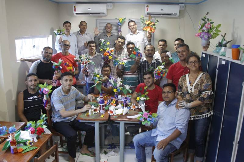 Uma turma formada por 22 internos do Centro de Recuperação Regional de Castanhal (CRRCA) finalizou nesta sexta-feira (29) um curso de arranjo de flores artificiais, oferecido pelo Serviço Nacional de Aprendizagem Rural (Senar), em parceria com a Superintendência do Sistema Penitenciário do Estado (Susipe). O curso faz parte do trabalho desenvolvido pelo setor de reinserção social, que tem como objetivo investir na qualificação profissional e geração de renda, beneficiando internos da unidade prisional. Os detentos aprenderam a confeccionar arranjos de flores utilizando materiais como EVA, tecido tipo voil, tinta spray, tinta para EVA, pincel, tiner, betume, cipó (para osn caules) e gesso para a sustentação dos arranjos nos vasos, além de muita criatividade.
FOTO: AKIRA ONUMA / ASCOM SUSIPE
DATA: 30.06.2018
CASTANHAL - PARÁ <div class='credito_fotos'>Foto: Akira Onuma / Ascom Susipe | <a href='/midias/2018/originais/2784f4ef-8be4-44f4-b771-ecaddcf11bc5.jpg' download><i class='fa-solid fa-download'></i> Download</a></div>