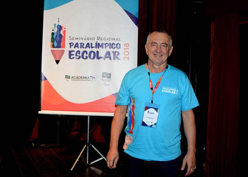 A Academia Paralímpica Brasileira (APB), órgão ligado ao Comitê Paralímpico Brasileiro (CPB), encerrou, na tarde de sexta-feira, 23, em Belém, o I Seminário Regional Paralímpico Escolar, que reuniu profissionais de áreas como Educação e Educação Física dos Estados do Pará, Maranhão, Tocantins e Amapá em três dias de discussões, cursos, palestras, mesas redondas, entre outras atividades, que ocorreram no teatro Margarida Schiwasappa, do Centur. Na foto, o coordenador da APB, José Fernandes Filho.
FOTO: RAI PONTES / ASCOM SEDUC
DATA: 23.03.2018
BELÉM - PARÁ <div class='credito_fotos'>Foto: Rai Pontes/Ascom Seduc | <a href='/midias/2018/originais/27859e25-e388-4dce-88d7-3007448410ab.jpg' download><i class='fa-solid fa-download'></i> Download</a></div>