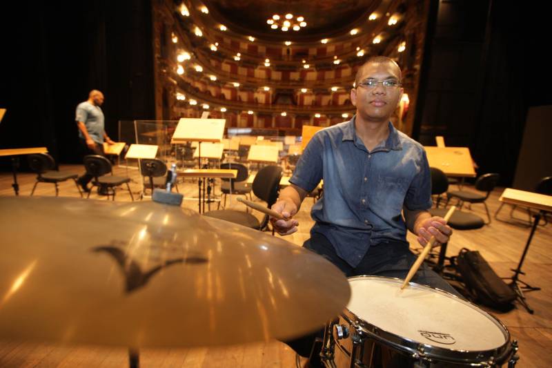A melhor orquestra sinfônica do Brasil em 2017, eleita por revista especializada, fará uma apresentação especial ao ar livre, nesta sexta-feira, 16, para marcar a reabertura do Parque Estadual do Utinga, numa integração entre música e natureza, assim como propôs o compositor e maestro Heitor Villa-Lobos em “Floresta do Amazonas”. O regente da Orquestra Sinfônica do Teatro da Paz, Miguel Campos Neto, é um dos mais ansiosos pelo evento. Na foto, o percussionista Magno Moraes, há 10 anos na Orquestra, também exaltou a ideia.
FOTO: MÁCIO FERREIRA / AG. PARÁ
DATA: 16.03.2018
BELÉM - PARÁ <div class='credito_fotos'>Foto: MÁCIO FERREIRA/ AG. PARÁ | <a href='/midias/2018/originais/2786b6db-2d13-470e-b33b-c85469606fbb.jpg' download><i class='fa-solid fa-download'></i> Download</a></div>