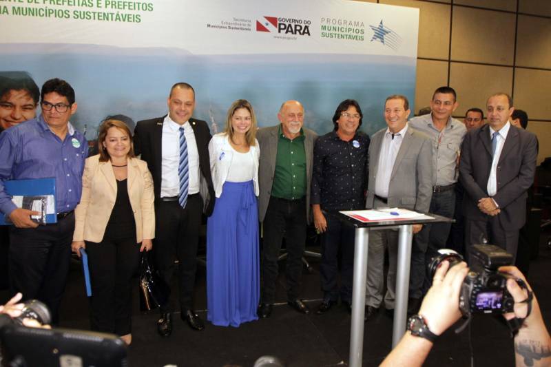 O primeiro dia do Fórum Permanente de Prefeitas e Prefeitos dos Municípios Sustentáveis contou com a participação de 85 prefeitos , 17 vices e 21 secretários municipais dos 141 municípios manifestaram interesse em adotar as diretrizes do programa. Para o governador Simão Jatene, esta grande participação simboliza a união de agentes públicos que colocaram os interesses coletivos acima dos interesses individuais para construir um estado melhor para todos. Com o tema “Gestão Compartilhada”, o evento traz as experiências e os desdobramentos das agendas governamentais que foram planejadas em parceria com as gestões municipais. Através da Secretaria Extraordinária de Municípios Sustentáveis (Semsu) Governo do Pará, por meio da Semsu, investe na capacitação dos municípios para a promoção de uma gestão fiscal eficiente. Para Izabela Jatene, este primeiro dia serviu para sinalizar o quanto os gestores estão preocupados com o equilíbrio da questão fiscal dos municípios e em desenvolver uma governança compartilhada para desenvolver seus municípios.
FOTO: CRISTINO MARTINS / AG. PARÁ
DATA: 07.02.2018
BELÉM - PARÁ <div class='credito_fotos'>Foto: Cristino Martins/Ag. Pará | <a href='/midias/2018/originais/278b80c2-9555-4786-9b63-696845f1e1d7.jpg' download><i class='fa-solid fa-download'></i> Download</a></div>