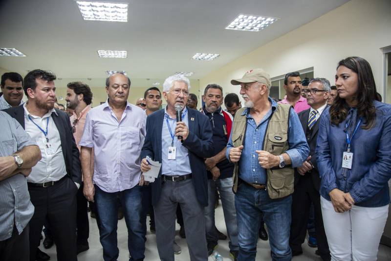 Governador Simão Jatene e comitiva da Uepa durante inauguração do bloco IV, do campus VIII da Uepa, em Marabá, na tarde desta sexta-feira, 6.
FOTO: NAILANA THIELY
DATA: 06.04.18
MARABÁ-PARÁ <div class='credito_fotos'>Foto: Agência Pará | <a href='/midias/2018/originais/278b8cd3-0ffd-4f0c-b1fe-8843d5b61b1d.jpg' download><i class='fa-solid fa-download'></i> Download</a></div>