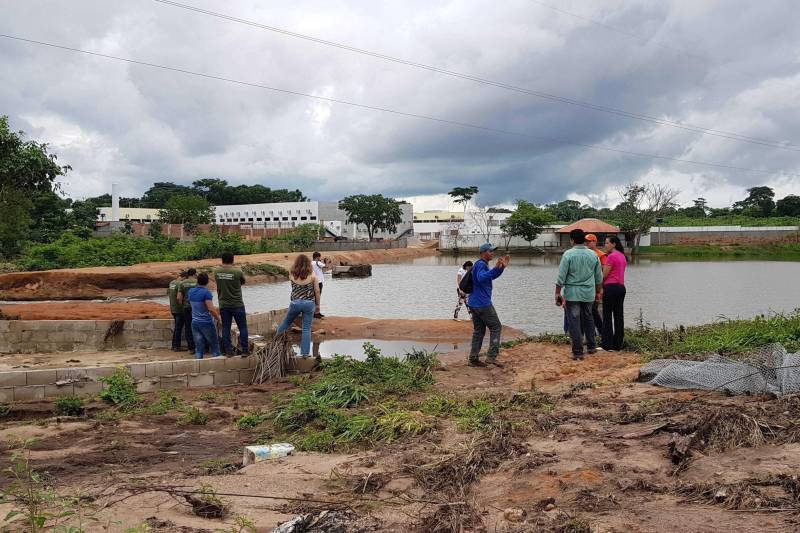 Cerca de 60 homens da Defesa Civil do Pará estão no município de Redenção, sul do estado, desde a última quarta-feira (28) Na noite de terça-feira, as fortes chuvas do período causaram o rompimento de três represas. Trezentas e cinquenta e oito famílias foram impactadas em dez bairros, 127 foram afetadas diretamente e 28 delas estão desalojadas. Um abrigo foi colocado à disposição pela prefeitura, mas as famílias desalojadas preferiram ficar em casas de parentes. Nenhuma vítima fatal ou acidentada foi registrada.

FOTO: DIVULGAÇÃO
DATA: 29.11.2018
REDENÇÃO-PARÁ <div class='credito_fotos'>Foto: Divulgação   |   <a href='/midias/2018/originais/278bc5c8-2270-427d-ba6a-2fa0c9865e2b.jpg' download><i class='fa-solid fa-download'></i> Download</a></div>