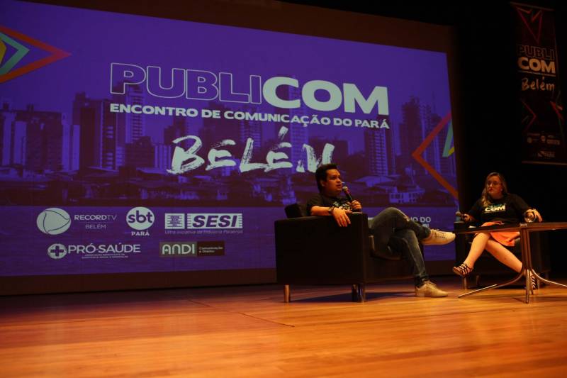 A desconstrução de estereótipos de raça na comunicação e a construção de marcas no Instagram foram os temas das duas palestras desta tarde de terça-feira (12) no “Publicom Belém 2018. O público formado por assessores de comunicação do Governo, profissionais de comunicação, professores e estudantes da área prestigiaram o segundo e último dia do evento que acontece no Teatro do Sesi, em Belém. A palestra “Desconstruindo estereótipos de raça na comunicação”, foi ministrada pelas comunicólogas Helaine Martins e Joana Mendes, da Idánimo Consultoria, agência especializada em comunicação com e sobre os públicos negro, feminino e LGBT. Na foto, o publicitário Petterson Farias.

FOTO: RODOLFO OLIVEIRA / AG. PARÁ
DATA: 12.06.2018
BELÉM - PARÁ <div class='credito_fotos'>Foto: Rodolfo Oliveira/Ag. Pará   |   <a href='/midias/2018/originais/278fd4cf-e640-482a-b121-7221ad441f47.jpg' download><i class='fa-solid fa-download'></i> Download</a></div>