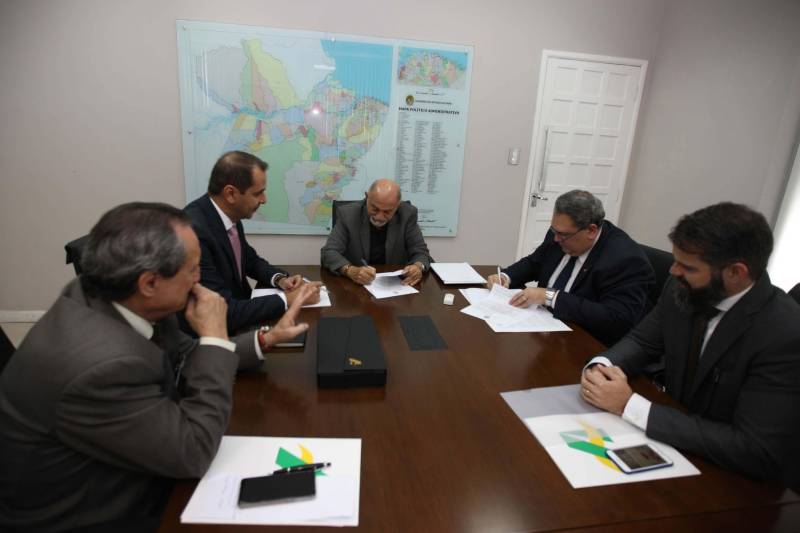 O governo do Pará e o Banco da Amazônia assinaram nesta quarta-feira, 25, um Protocolo de Intenções para união de esforços e atuação compartilhada para o desenvolvimento sustentável do Estado. A assinatura do documento aconteceu no Palácio dos Despachos, com a presença do governador Simão Jatene, do presidente do Banco da Amazônia, Valdecir Tose, do superintendente regional do banco no Pará, Luiz Lourenço Neto, e do secretário de estado de Desenvolvimento Econômico, Mineração e Energia, Eduardo Leão. O documento reforça a parceria existente entre as instituições, prevendo a realização de ações integradas, alinhadas aos Planos de Aplicação de Recursos do Fundo Constitucional de Financiamento do Norte (FNO) e de Aplicação dos Recursos Financeiros do Estado para 2018. “Queremos também mobilizar e integrar as classes produtoras e demais parceiros institucionais para aplicação dos recursos de fomento, em apoio ao desenvolvimento dos setores produtivos do Pará, em bases mais sustentáveis”, disse Valdecir Tose, presidente do Banco da Amazônia.
FOTO: ANTÔNIO SILVA / AG. PARÁ
DATA: 25.04.2018
BELÉM - PARÁ <div class='credito_fotos'>Foto: Antônio Silva/Ag. Pará | <a href='/midias/2018/originais/2790dd95-6a70-428e-aa95-843b11ee2fbc.jpg' download><i class='fa-solid fa-download'></i> Download</a></div>