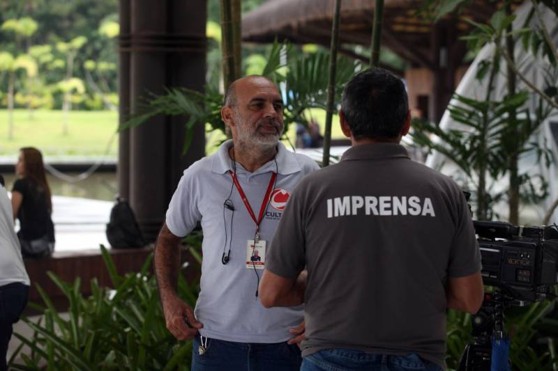 Jornalistas, influenciadores digitais e membros da sociedade civil organizada participaram, nesta quinta-feira (15), da visita guiada ao Parque Estadual do Utinga (Peut) que será inaugurado na sexta-feira (16), às 16h30. Os convidados foram recebidos pelo secretário estadual de Cultura, o arquiteto Paulo Chaves; pelo presidente do Ideflor-bio, Thiago Novaes; pelo gerente do Peut, Julio Meyer; pelo secretário de comunicação, Daniel Nardin e pelo representante da diretoria da Unidade de Conservação do Parque, Wendel Andrade. O evento começou às 9h com a apresentação das melhorias feitas no espaço durante as obras, dos serviços que funcionarão no local e de algumas normas de utilização desse novo equipamento.
FOTO: SIDNEY OLIVEIRA / AG. PARÁ
DATA: 15.03.2018
BELÉM - PARÁ <div class='credito_fotos'>Foto: Sidney Oliveira/Ag. Pará | <a href='/midias/2018/originais/27a92aac-2332-44ba-8ed0-78283548611d.jpg' download><i class='fa-solid fa-download'></i> Download</a></div>