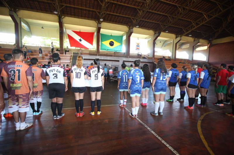 Mais de 300 policiais militares, de diversas localidades do Pará, participam neste sábado (3) e no domingo (4) da II Copa de Futsal da Casa Militar da Governadoria, em comemoração aos 101 anos de criação do órgão. Quarenta equipes participam do torneio, sendo 32 masculinas, quatro femininas, duas sub-16 e duas sub-13, as duas últimas formadas por alunos da escolinha de futsal da PM, que ensina a filhos de militares técnicas e regras da prática esportiva.
FOTO: RODOLFO OLIVEIRA / AG. PARÁ
DATA: 03.03.2018
BELÉM - PARÁ <div class='credito_fotos'>Foto: Rodolfo Oliveira/Ag. Pará | <a href='/midias/2018/originais/27ad06a8-c9a0-4242-8c09-039511bca6bb.jpg' download><i class='fa-solid fa-download'></i> Download</a></div>