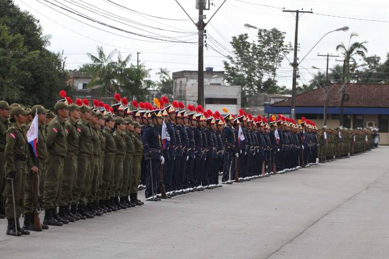A cerimônia pelo Dia de Tiradentes, patrono das polícias militares do Brasil, este ano, no Pará, teve um toque especial. Na manhã desta quinta-feira, 20, no Comando Geral da Polícia Militar do Estado, foram oficializadas as promoções de 539 policiais e entregues 170 novos veículos para a corporação. O governador Simão Jatene participou da cerimônia. A frota vai ajudar no combate à criminalidade na região metropolitana de Belém e interior do estado. Dos 170 veículos entregues para reforçar o policiamento, 60 são motocicletas, 60 viaturas modelo Palio Weekend com cela e 50 Pick-ups, com cela, todos em regime de locação, que serão somados à frota. Serão investidos mensalmente 4 milhões de reais. As 539 promoções beneficiam policiais militares da capital e do interior do estado, sendo 462 praças e 77 oficiais. “Eu me sinto lisonjeada e quero chegar à capitã”, disse Rejane Santa Brígida Miranda, promovida de soldado a cabo. “Fico feliz também por termos um plano seguro, de carreira e me sinto prestigiada na carreira que escolhi”, completou Rejane.
FOTO: CRISTINO MARTINS / AG PARÁ
DATA:20.04.2018
BELÉM - PARÁ <div class='credito_fotos'>Foto: Cristino Martins/Ag. Pará | <a href='/midias/2018/originais/27b46a73-b9ec-4906-918f-956a1b1fa323.jpg' download><i class='fa-solid fa-download'></i> Download</a></div>