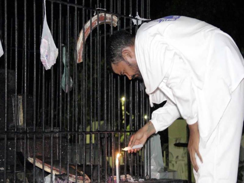 No período da Semana Santa, o município de Oriximiná, na região oeste, revive uma tradição secular, a Encomendação das Almas (foto), trazida da Europa para o Brasil pelos padres capuchinhos e mantida até hoje entre as populações ribeirinhas e as comunidades remanescentes de quilombos. O ritual católico começa na noite desta quarta-feira (28), quando grupos de homens trajados com mantos brancos se dirigem ao cemitério da cidade para, à meia-noite, “apanharem” as almas que seguirão em uma longa procissão pelas ruas de Oriximiná. Entre orações e ladainhas entoadas em latim, os “encomendadores de almas”, como são chamados, também param nas casas dos moradores que solicitam ou, como manda a tradição, deixam uma vela acesa na frente de suas residências. Como retribuição, as famílias costumam ofertar um lanche na madrugada. A manifestação popular, que se mantém em poucas cidades do Brasil, prossegue até a meia-noite da Sexta-Feira Santa, quando as almas são devolvidas ao cemitério.
FOTO: REPRODUÇÃO
DATA: 29.03.2018
<div class='credito_fotos'>Foto: REPRODUÇÃO | <a href='/midias/2018/originais/27b4d006-7be0-4330-884a-de34d1dbc7b7.jpg' download><i class='fa-solid fa-download'></i> Download</a></div>