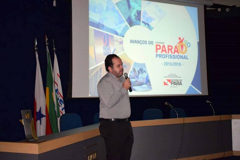 O diretor de EPT da Sectet, Luís Blasques (foto), apresentou o histórico do Programa Pará Profissional, instituído pela Lei no 8.427, de 16 de novembro de 2016. Ele informou que já foram ofertados e concluídos 450 cursos de qualificação profissional até novembro de 2018, em 63 municípios de todas as 12 Regiões de Integração do Estado, totalizando 7.200 pessoas qualificadas, no período 2016-2018. 

FOTO: ASCOM SECTET
DATA: 29.11.2018
BELÉM - PARÁ <div class='credito_fotos'>Foto: Ascom Sectet   |   <a href='/midias/2018/originais/27b7a3e2-442b-4f1c-81f8-d2f68797d411.jpg' download><i class='fa-solid fa-download'></i> Download</a></div>