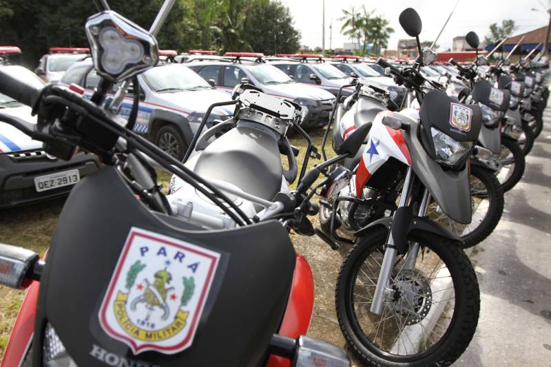 A cerimônia pelo Dia de Tiradentes, patrono das polícias militares do Brasil, este ano, no Pará, teve um toque especial. Na manhã desta quinta-feira, 20, no Comando Geral da Polícia Militar do Estado, foram oficializadas as promoções de 539 policiais e entregues 170 novos veículos para a corporação. O governador Simão Jatene participou da cerimônia. A frota vai ajudar no combate à criminalidade na região metropolitana de Belém e interior do estado. Dos 170 veículos entregues para reforçar o policiamento, 60 são motocicletas, 60 viaturas modelo Palio Weekend com cela e 50 Pick-ups, com cela, todos em regime de locação, que serão somados à frota. Serão investidos mensalmente 4 milhões de reais. As 539 promoções beneficiam policiais militares da capital e do interior do estado, sendo 462 praças e 77 oficiais. “Eu me sinto lisonjeada e quero chegar à capitã”, disse Rejane Santa Brígida Miranda, promovida de soldado a cabo. “Fico feliz também por termos um plano seguro, de carreira e me sinto prestigiada na carreira que escolhi”, completou Rejane.
FOTO: CRISTINO MARTINS / AG PARÁ
DATA:20.04.2018
BELÉM - PARÁ <div class='credito_fotos'>Foto: Cristino Martins/Ag. Pará | <a href='/midias/2018/originais/27bb3471-3ebc-42b8-b25d-e5cffe022b8c.jpg' download><i class='fa-solid fa-download'></i> Download</a></div>