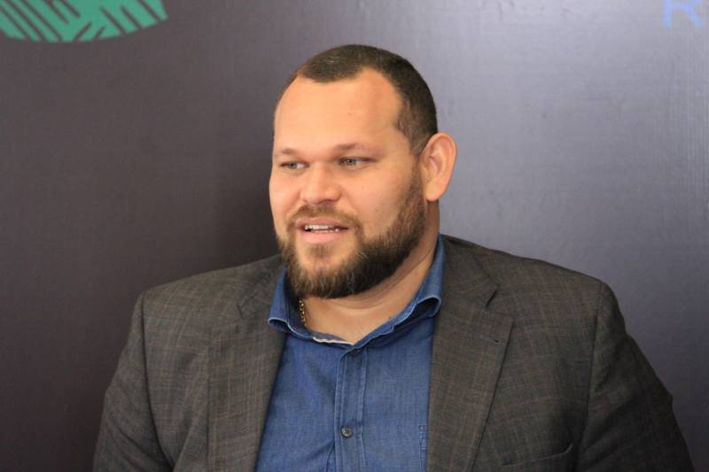 O superintendente do sistema penitenciário do Pará (Susipe), Michell Durans (foto), assinou na manhã desta sexta-feira (21) um termo de cooperação técnica com o objetivo de executar ações conjuntas, voltadas ao desenvolvimento da produção, distribuição e consumo de frutas cítricas no Pará, com o uso da mão de obra carcerária na fazenda do Grupo Citropar Agropecuária, localizada no município de Capitão Poço, nordeste paraense. Além do Grupo Citropar, o termo foi assinado com a Secretaria de Estado de Desenvolvimento Agropecuário e da Pesca (Sedap), Agência de Defesa Agropecuária do Estado do Pará (Adepará), Superintendência Federal de Agricultura, Pecuária e Abastecimento no Estado do Pará (SFA/PA), Instituto Nacional de Metrologia (Inmet) e Serviço Nacional de Aprendizagem Rural (Senar).

FOTO: VELOSO JÚNIOR / ASCOM SUSIPE
DATA: 24.12.2018
BELÉM - PARÁ <div class='credito_fotos'>Foto: Veloso Junior / Ascom Susipe   |   <a href='/midias/2018/originais/27cef58a-1fc7-4326-8e45-dfb63b35bec0.jpg' download><i class='fa-solid fa-download'></i> Download</a></div>