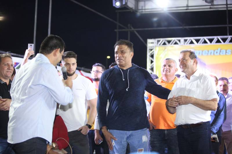 O Governo do Estado entregou, na tarde desta quinta-feira (05), 08 pick-ups e 08 SUVs e mais duas lanchas transatlânticas que irão reforçar a segurança pública nos municípios de Braganca, Capanema, Curuçá e Capanema, no nordeste do Estado e Parauapebas e Marabá na região Sudeste e Breves, no Marajó. O governo também entregou 50 ambulâncias que irão fortalecer a saúde básica nestes municípios. Os equipamentos foram adquiridos através de recursos provenientes de emendas parlamentares do deputado Wladimir Costa (e). O evento contou com a presença do governador Simão Jatene, do secretário de Segurança e Defesa Social, Luis Fernandes, do secretário de Saúde Pública Vitor Matheus , prefeitos e outros representantes dos municípios. As viaturas foram repassadas aos municípios dentro do Plano de Ações Imediatas em Segurança Pública que foi elaborado em fevereiro deste ano e que tem , entre outras ações , o reforço das guardas municipais.
FOTO: THIAGO GOMES / AG. PARÁ
DATA: 04.07.2018
BELÉM - PARÁ <div class='credito_fotos'>Foto: Thiago Gomes /Ag. Pará | <a href='/midias/2018/originais/27d67623-c7fa-4a05-a5e6-dddec1b88a5d.jpg' download><i class='fa-solid fa-download'></i> Download</a></div>