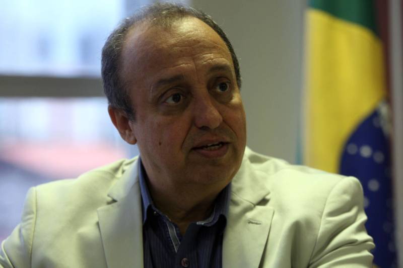 O CEM terá biblioteca e salas multiuso. Funcionará como uma extensão para o ensino da Uepa. Temos dez salas preparadas para isso, dando oportunidade ao aluno de acompanhar o atendimento real. A ideia, no futuro, é que tenhamos estágio, internato e residência médica ambulatorial e multiprofissional, informa Vitor Matheus (foto).
FOTO: SIDNEY OLIVEIRA / AG. PARÁ
DATA: 21.11.2018
BELÉM - PARÁ <div class='credito_fotos'>Foto: Sidney Oliveira/Ag. Pará | <a href='/midias/2018/originais/27ddead1-b1c0-4f85-94ae-e93169741665.jpg' download><i class='fa-solid fa-download'></i> Download</a></div>
