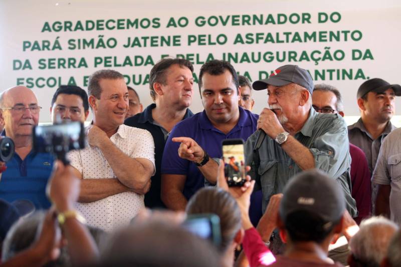 Também foram entregues nesta segunda (25) obras no distrito de Serra Pelada, em Curionópolis, sudeste do Estado. Uma das inaugurações foi a da Escola Estadual de Ensino Médio Joaquina Diamantina. A unidade de ensino teve investimento de R$ 220 mil em serviços nas redes elétrica e hidráulica, além de pintura, melhoria do forro e cobertura, assim como parte do piso, muro e calçada. Fundada em 1989, a escola foi praticamente reconstruída para atender com qualidade os 232 estudantes, nos turnos da tarde e à noite. São três salas de aula; bloco administrativo (sala da direção, sala dos professores e secretaria); uma copa cozinha, uma dispensa para armazenamento de alimentos da merenda escolar e banheiros masculino, feminino e de pessoa com deficiência (PCD). Em Curionópolis, o governador também entregou a pavimentação asfáltica de quatro quilômetros de vias urbanas, uma parceria com a Prefeitura de Curionópolis, dentro do Programa Asfalto na Cidade. Para esta obra, foram destinados R$ 1,7 milhão, que incluem serviços em terra, sub-base e base, pavimentação em CBUQ (Concreto Betuminoso Usinado a Quente) de três centímetros de espessura, meio-fio de concreto com lâmina d’água e sinalização horizontal. Curionópolis é um dos 99 municípios paraenses que assinaram com o governo o Termo de Asfalto, sendo que 33 já iniciaram as obras. Somados, os termos garantirão 529,6 km de pavimentação de vias urbanas – um investimento total de quase R$ 255 milhões do Tesouro Estadual.
FOTO: THIAGO GOMES / AG. PARÁ
DATA: 25.06.2018
CURIONÓPOLIS - PARÁ <div class='credito_fotos'>Foto: Thiago Gomes /Ag. Pará | <a href='/midias/2018/originais/27df1e8e-0d05-44f7-b011-7553e993ff40.jpg' download><i class='fa-solid fa-download'></i> Download</a></div>