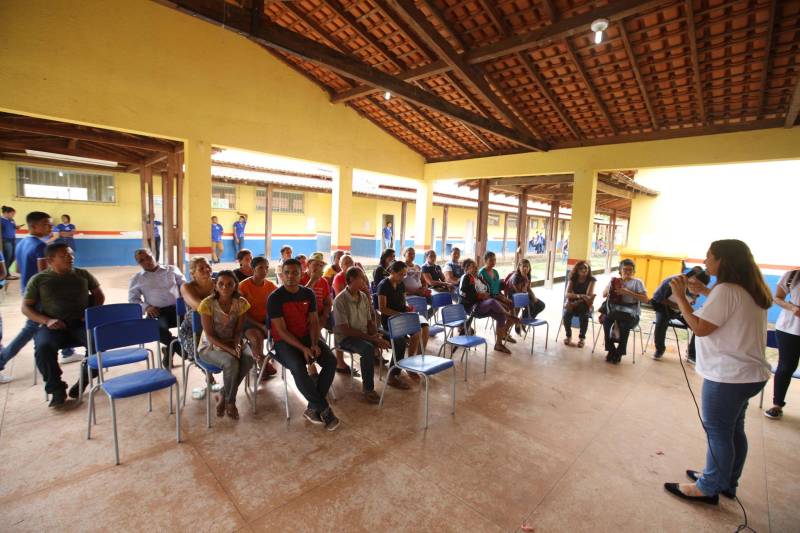Na manhã desta quarta-feira (21), a ilha de Cotijuba recebeu a primeira edição do Projeto Família e Cidadania de 2018. O evento está sendo realizado na Escola Estadual de Ensino Fundamental e Médio Professora Marta da Conceição até a próxima sexta-feira (23). Durante a manhã mais de 40 pessoas estiveram presentes na abertura do evento, mas a expectativa é que esse número aumente, já que o projeto continua nos próximos dias, sempre com início às 8h.
FOTO: SIDNEY OLIVEIRA / AG. PARÁ
DATA: 21.02.2018
COTIJUBA - PARÁ <div class='credito_fotos'>Foto: Sidney Oliveira/Ag. Pará | <a href='/midias/2018/originais/27e6de7a-f1b0-45a4-9b03-5714da595f25.jpg' download><i class='fa-solid fa-download'></i> Download</a></div>