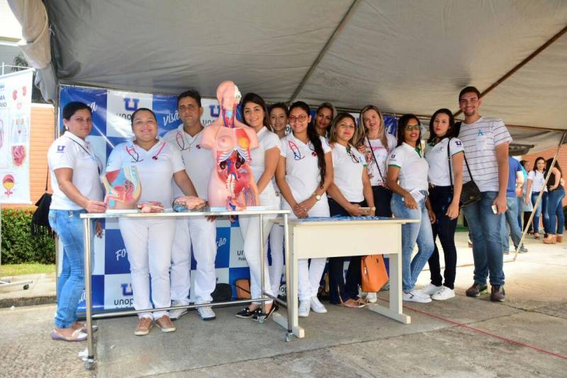 Centenas de pessoas entre colaboradores, usuários e acompanhantes participaram da ação de educação em saúde que marcou a comemoração dos dois anos de funcionamento da Unidade de Alta Complexidade em Oncologia Dr. Vitor Moutinho (Unacon), em Tucuruí, no sudeste paraense, nesta quarta-feira, 18. As atividades comemorativas contaram com a parceria da Sespa, da Prefeitura Municipal de Tucuruí, da Universidade Estadual do Pará (Uepa) e Unopar (foto), Faculdade Gamaliel, Eletronorte e do cantor regional Igor Nemo, entre outras.
FOTO: ASCOM UNACON
DATA: 18.04.2018
TUCURUÍ - PARÁ <div class='credito_fotos'>Foto: Ascom Unacon | <a href='/midias/2018/originais/27e8aab3-a5ab-47af-9b1d-816344947a01.jpg' download><i class='fa-solid fa-download'></i> Download</a></div>