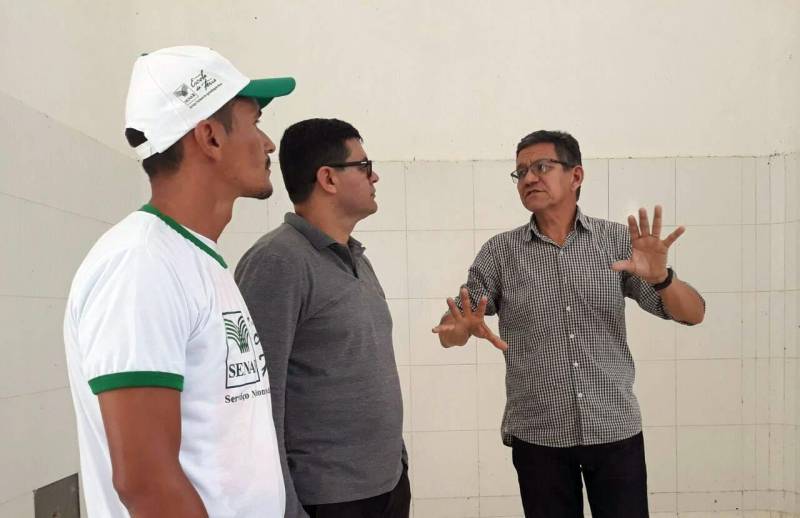 Vinte produtores rurais começaram nesta quinta-feira (10) o primeiro módulo do Programa Negócio Certo Rural (NCR), em Tracuateua, município do nordeste paraense. Os participantes da capacitação trabalham com apicultura (criação de abelhas) no Projeto de Investimento Produtivo (PIP), da Associação de Criadores Orgânicos de Abelhas de Tracuateua (Apitra). O projeto Associação é o primeiro, dentre os 31 projetos financiados pelo Governo do Pará e gerenciados pelo Pará Rural, que receberão a capacitação. Realizada por meio da parceria firmada entre o Núcleo de Gerenciamento Pará Rural (NGPR) e o Serviço Nacional de Aprendizagem Rural (Senar), a capacitação visa contribuir para a melhoria da gestão da propriedade rural e dos negócios, e auxiliar na implementação de novos projetos. Na foto, produtores rurais do Projeto APITRA recebendo capacitação do Programa NCR.
FOTO: ASCOM / PARÁ RURAL
DATA: 10.05.2018
BELÉM - PARÁ <div class='credito_fotos'>Foto: ASCOM PARÁ RURAL | <a href='/midias/2018/originais/27eaf852-879e-4965-9f4b-6b0ce056cd75.jpg' download><i class='fa-solid fa-download'></i> Download</a></div>