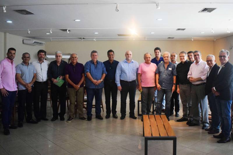 O Complexo Industrial de Icoaraci, em Belém, foi tema de uma reunião que discutiu melhorias estruturais para o distrito. Reunidos na sede da empresa Tramontina, no dia 9, os representantes da Companhia de Desenvolvimento Econômico do Pará (Codec) - administradora do Polo -, da Federação das Indústrias do Pará (Fiepa) e representantes de diversas empresas instaladas no Distrito, falaram sobre as principais demandas da área e apontaram melhorias que devem ser implementadas com o objetivo de dar melhores condições às atividades industriais e de acesso aos trabalhadores locais. “Este encontro é importante porque representa a retomada de todas as demandas de estrutura do Distrito e também a aproximação com o governo do Estado, por meio de várias secretarias, que podem contribuir com o desenvolvimento de novas indústrias, além das já instaladas aqui”, avaliou o diretor da Tramontina, Antônio Pagliari.
FOTO: ASCOM / CODEC
DATA: 10.03.2018
BELÉM - PARÁ <div class='credito_fotos'>Foto: ASCOM CODEC | <a href='/midias/2018/originais/27f00ea7-c996-4d03-9ea2-1abddb6ed503.jpg' download><i class='fa-solid fa-download'></i> Download</a></div>