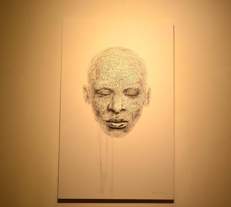 O arquiteto e artista visual Alexandre Dantas abre, hoje, 3, às 19h30, a exposição “Face a Face” (foto) com 20 telas de pintura, algumas em grandes dimensões na Galeria Theodoro Braga da Fundação Cultural do Pará (FCP). Com o trabalho, o artista faz um convite ao diálogo entre arte e espectador. “Pelas obras procurei expor meu consciente e o subconsciente, provocando o observador a desvendar meus pensamentos e reflexões sobre as pessoas e seus momentos, através de expressões ou intervenções nos rostos de anônimos”, pontua Alexandre Dantas. A exposição marca 10 anos da produção do artista, sendo 5 dedicados profissionalmente à pintura. A mostra foi contemplada no Prêmio Seiva no Edital Pauta Livre de 2018.
FOTO: ASCOM / FCP
DATA: 03.07.2018
BELÉM - PARÁ <div class='credito_fotos'>Foto: ASCOM FCP | <a href='/midias/2018/originais/27f585e2-5cf9-4699-acaf-4ec7b85ea389.jpg' download><i class='fa-solid fa-download'></i> Download</a></div>
