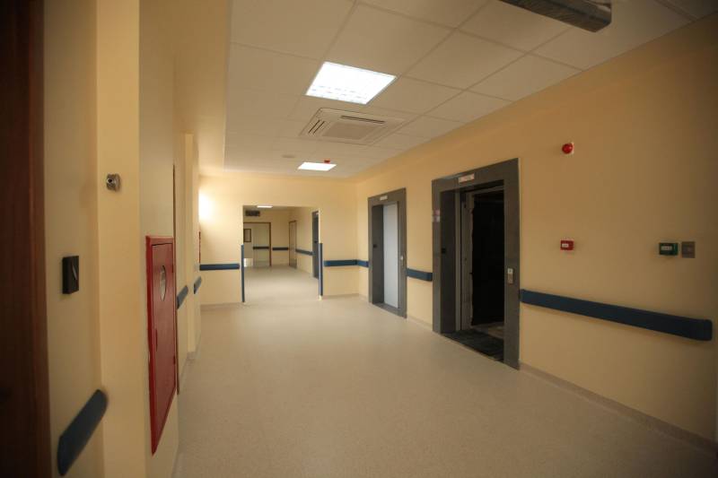 “A população de Itaituba vai contar com uma estrutura fora do comum em hospitais públicos do Brasil”. A afirmação é do engenheiro Gustavo Garoli, gerente geral da obra do Hospital Regional do Tapajós, no município de Itaituba, que está com a estrutura 95% concluída. O hospital que fica na região sudoeste do Estado deve beneficiar, além de cerca de 100 mil itaitubenses, moradores de nove municípios vizinhos.

FOTO: MÁCIO FERREIRA / AG. PARÁ
DATA: 19.12.2018
ITAITUBA - PARÁ <div class='credito_fotos'>Foto: MÁCIO FERREIRA/ AG. PARÁ   |   <a href='/midias/2018/originais/27fa3dd2-a488-4ff7-9eff-5bd90e6c013b.jpg' download><i class='fa-solid fa-download'></i> Download</a></div>