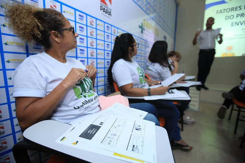 Começou nesta segunda-feira (18), a quinta turma do curso de Cuidador de Idosos, ofertado pelo Hospital Público Estadual Galileu (HPEG), em Belém. O curso é totalmente gratuito e voltado para pessoas de baixa renda, que buscam especialização no cuidado com a pessoa idosa.
FOTO: MÁCIO FERREIRA / AG. PARÁ
DATA: 19.06.2018
BELÉM - PARÁ <div class='credito_fotos'>Foto: MÁCIO FERREIRA/ AG. PARÁ | <a href='/midias/2018/originais/2805bf27-ecce-4116-9024-9fa636ff4d82.jpg' download><i class='fa-solid fa-download'></i> Download</a></div>
