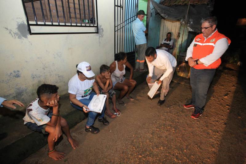 Moradores das comunidades de Bom Futuro, Vila Nova e Bujaruba, em Barcarena, já receberam os primeiros garrafões de água potável. A entrega foi feita pela Defesa Civil do Estado, em parceria com a prefeitura da cidade no fim da tarde desta sexta-feira, 23. A distribuição de água potável aos moradores é uma das medidas emergenciais determinadas pelo Grupo de Trabalho do Governo do Estado à mineradora Hydro Alunorte. Composto por vários órgãos do Estado para atuação conjunta e integrada, o grupo tem como foco principal a saúde das pessoas das comunidades próximas do local e do meio ambiente, realizando ações imediatas e monitoramento permanente, além de solicitar a tomada de medidas preventivas, por conta do alto volume de chuvas nesse período.
FOTO: MÁCIO FERREIRA/AG. PARÁ
DATA: 23.02.2018
BARCARENA - PARÁ <div class='credito_fotos'>Foto: MÁCIO FERREIRA/ AG. PARÁ | <a href='/midias/2018/originais/2808fe4f-ea9a-48a9-bf43-4d345b47dc97.jpg' download><i class='fa-solid fa-download'></i> Download</a></div>