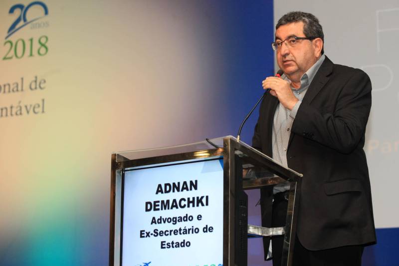 De acordo com Adnan Demachki (foto), a lei prevê que esses recursos sejam aplicados em investimentos em infraestrutura. No caso dos recursos que a Vale vai pagar pela renovação da estrada de ferro Vitória Minas, o Governo Federal já anunciou que os recursos ficarão naquela região mesmo, ou seja, serão aplicados na construção de uma ferrovia ligando o Porto de Tubarão até Presidente Keneddy, no Espírito Santo.
FOTO: RODOLFO OLIVEIRA / AG. PARÁ
DATA: 20.06.2018
belém - pará <div class='credito_fotos'>Foto: Rodolfo Oliveira/Ag. Pará | <a href='/midias/2018/originais/281efc3a-6ca1-43fc-bf3c-cbd06fd2edd7.jpg' download><i class='fa-solid fa-download'></i> Download</a></div>