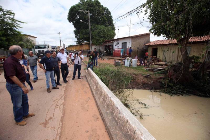 O Governador do Pará, Simão Jatene, esteve durante esta sexta-feira (13) no município de Paragominas. Além de visitar as áreas afetadas pela enxurrada que ocorreu na madrugada da quinta-feira (12), ele conversou com moradores atingidos, reuniu com autoridades municipais, secretários de estado, com o Corpo de Bombeiros e a Defesa Civil para traçar as metas e ações a serem cumpridas para restabelecer a normalidade na cidade. A forte enxurrada, que durou toda a madrugada, alagou cerca de 40% da cidade e atingiu 350 famílias. Até o momento, 13 locais foram adequados para funcionar como abrigo, entre escolas, associações, ginásios, entre outros, para receber desabrigados e desalojados.

FOTO: SIDNEY OLIVEIRA / AG. PARÁ
DATA: 13.04.2018
PARAGOMINAS - PARÁ <div class='credito_fotos'>Foto: Sidney Oliveira/Ag. Pará   |   <a href='/midias/2018/originais/2825e39f-7385-4cbb-8d53-dd90127538f3.jpg' download><i class='fa-solid fa-download'></i> Download</a></div>