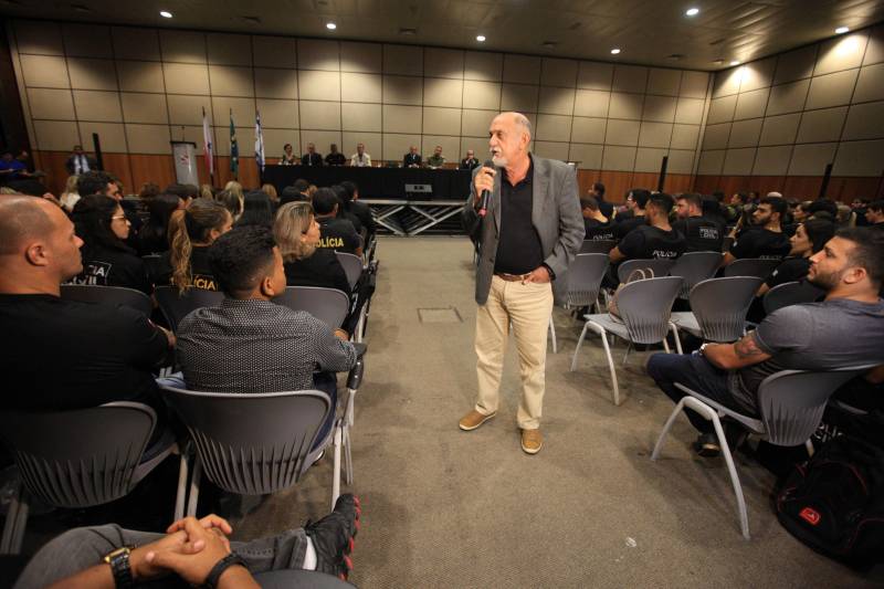 O aumento do efetivo é uma das medidas anunciadas pelo Governo no combate à violência. "O Estado, dentro de suas possibilidades, vem investindo para que a gente possa enfrentar esse que é, talvez, um dos maiores desafios do país no momento. Esses novos policiais já ingressam com sua arma, seu colete, todo o seu kit de defesa e tenho certeza que cumprirão com esforço e ética o seu trabalho, prestando o melhor atendimento à população", afirmou o governador Simão Jatene (foto).
FOTO: RODOLFO OLIVEIRA / AG. PARÁ
DATA: 22.03.2018
BELÉM - PARÁ <div class='credito_fotos'>Foto: Rodolfo Oliveira/Ag. Pará   |   <a href='/midias/2018/originais/28283fc8-20d8-4e80-8fbe-fad310245a2d.jpg' download><i class='fa-solid fa-download'></i> Download</a></div>