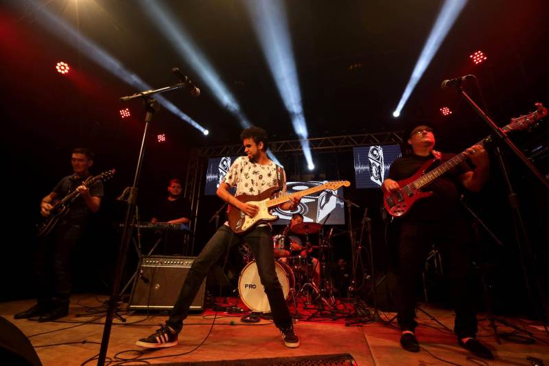 Uma noite de sons, ritmos e emoções. Assim pode ser definido o show da Mostra Protótipo, realizado na noite desta quinta-feira (21) no Teatro Universitário Cláudio Barradas, em Belém. Os artistas da Orquestra Pau e Cordista, Azul Dossel (foto), A Troca, DK, Inesita, Tula Tânia, Caruana, Gael Conhece o Mar, Pelé do Manifesto e Everton MC, e Toni Link levantaram o público do teatro com as 10 músicas selecionadas pela Cultura Rede de Comunicação no projeto.
FOTO: CAMILA LIMA / PORTAL CULTURA
DATA: 21.06.2018
BELÉM - PARÁ <div class='credito_fotos'>Foto: CAMILA LIMA / PORTAL CULTURA | <a href='/midias/2018/originais/28299393-23fe-45e0-aa5d-bf516dddcf1c.jpg' download><i class='fa-solid fa-download'></i> Download</a></div>
